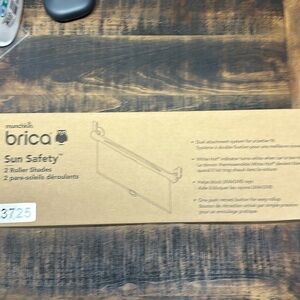 - Munchkin brica sun safety. 2 rollers shades. Set of 2 new in box